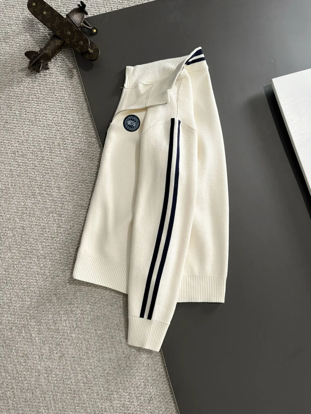 Next day shipping P460 Big Goose 2025 official website latest winter sweater, popular items are on sale at the counter simultaneously! Specially made of wool blended fabric. It feels comfortable and can be directly in contact with the skin. The logo badge is exquisitely embroidered, which is extremely eye-catching! The details highlight the fashionable charm of big brands. Exquisite workmanship. Three-dimensional cutting style. The wearing effect is invincible and handsome! All three standards are complete! Size: M-3XL